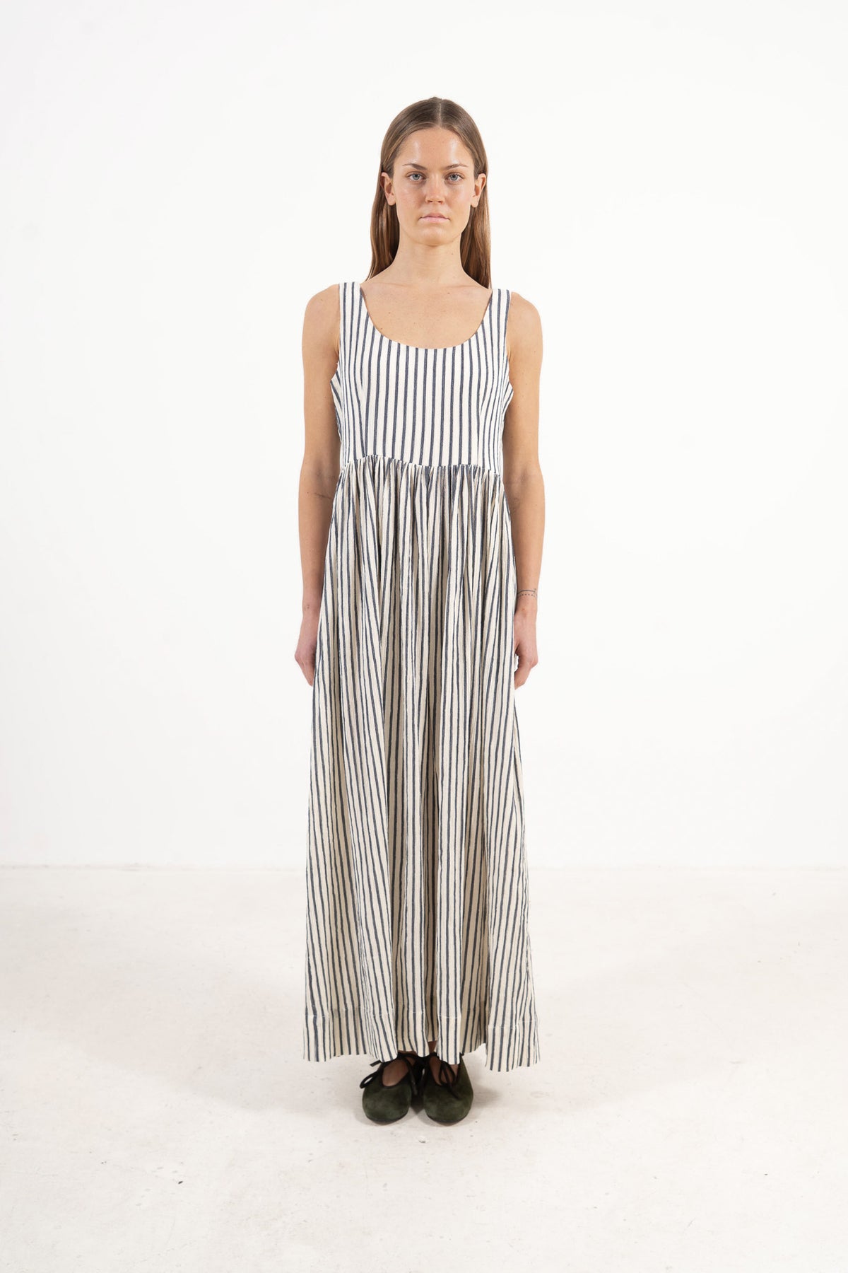 Front view studio portrait featuring a model in the striped Amandine long dress by MOCHA, embodying a soft world of lightness and ease.
