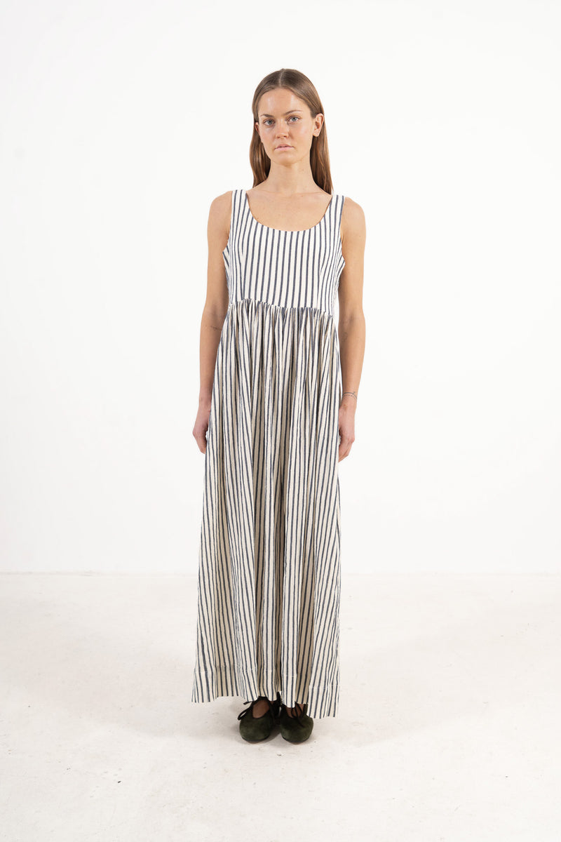 Front view studio portrait featuring a model in the striped Amandine long dress by MOCHA, embodying a soft world of lightness and ease.