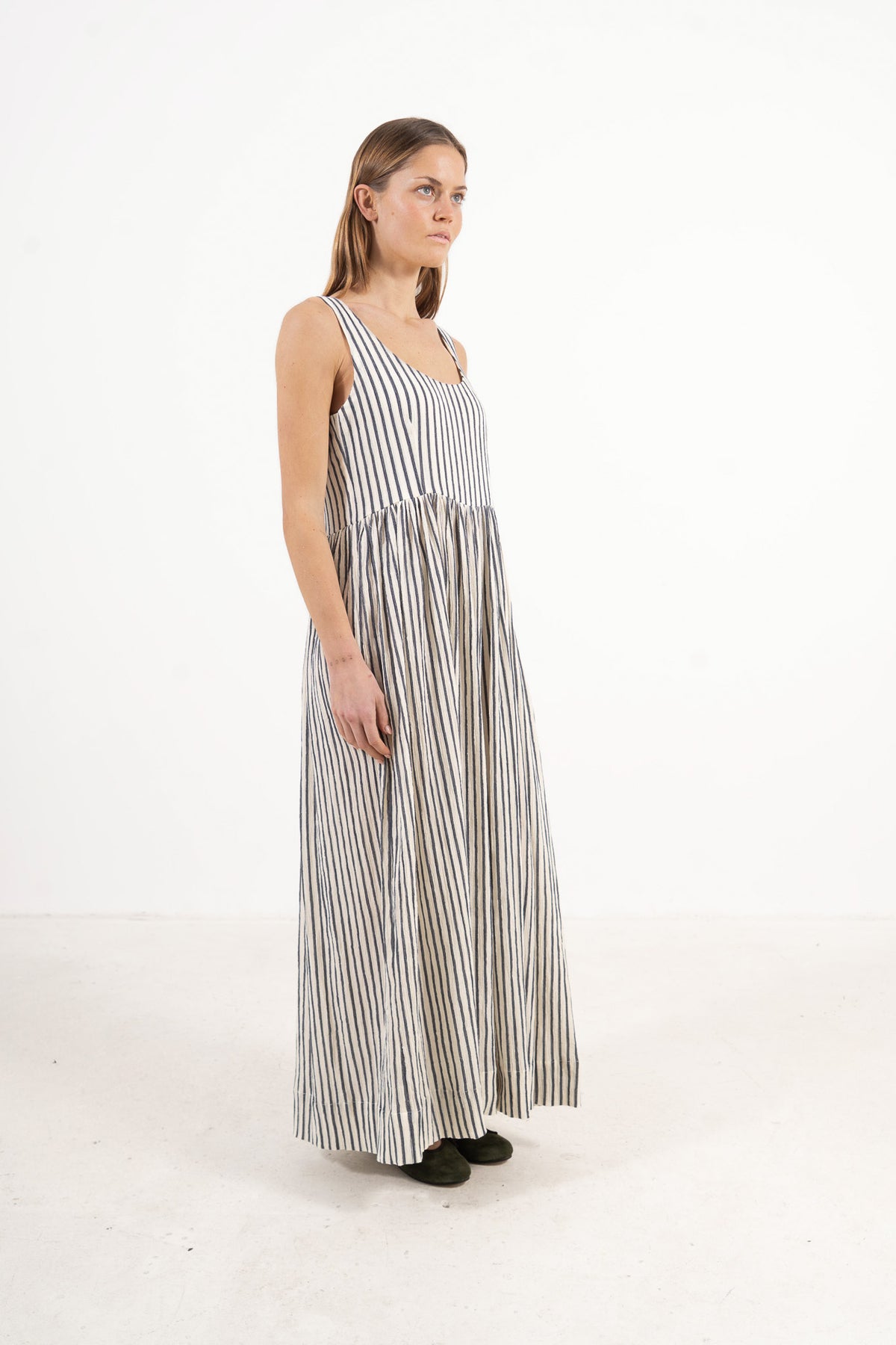 Profile studio portrait showcasing the relaxed fit, clean lines, and long silhouette of the MOCHA Amandine dress.