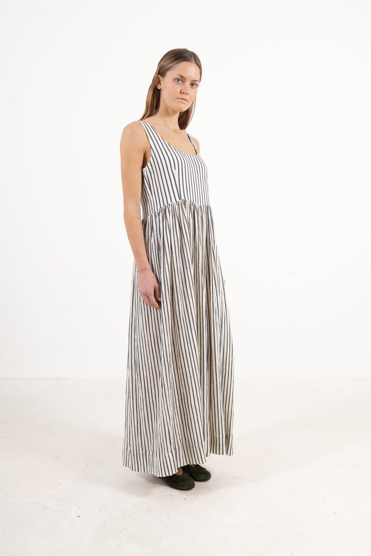 Profile studio portrait showcasing the relaxed fit, clean lines, and long silhouette of the MOCHA Amandine dress.