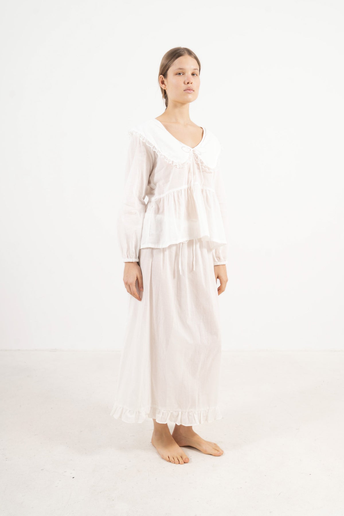 Profile studio portrait showcasing the versatile, relaxed fit of the MOCHA Élodie matching set.