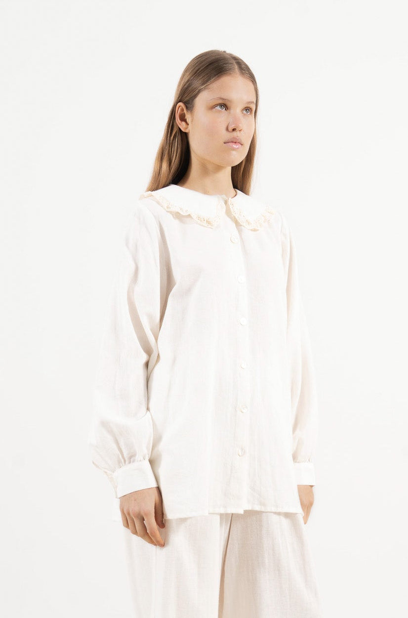 Studio profile portrait showcasing the relaxed fit, clean lines, and pure structural aesthetic of the MOCHA Le Souffle blouse.