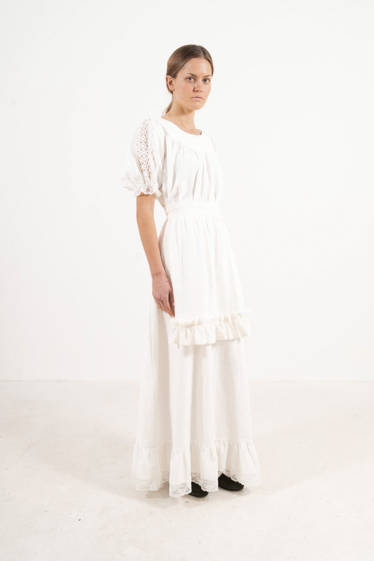 Side profile capture of the pure cotton mid apron, illustrating how it serves as a unique accessory that brings charm to every look.