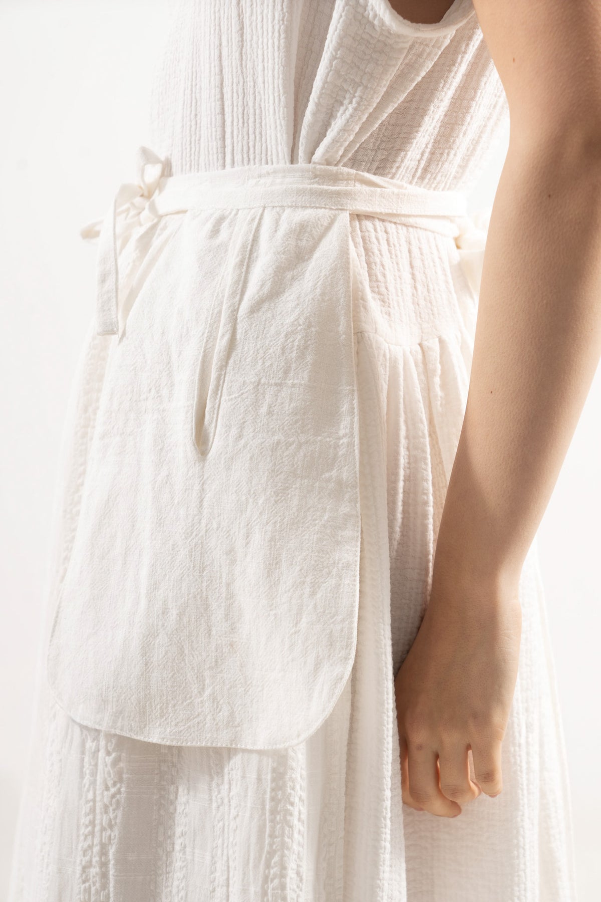 Side profile view of the MOCHA Les Pochettes double waist pouch showing its depth, layered structure, and slim design.