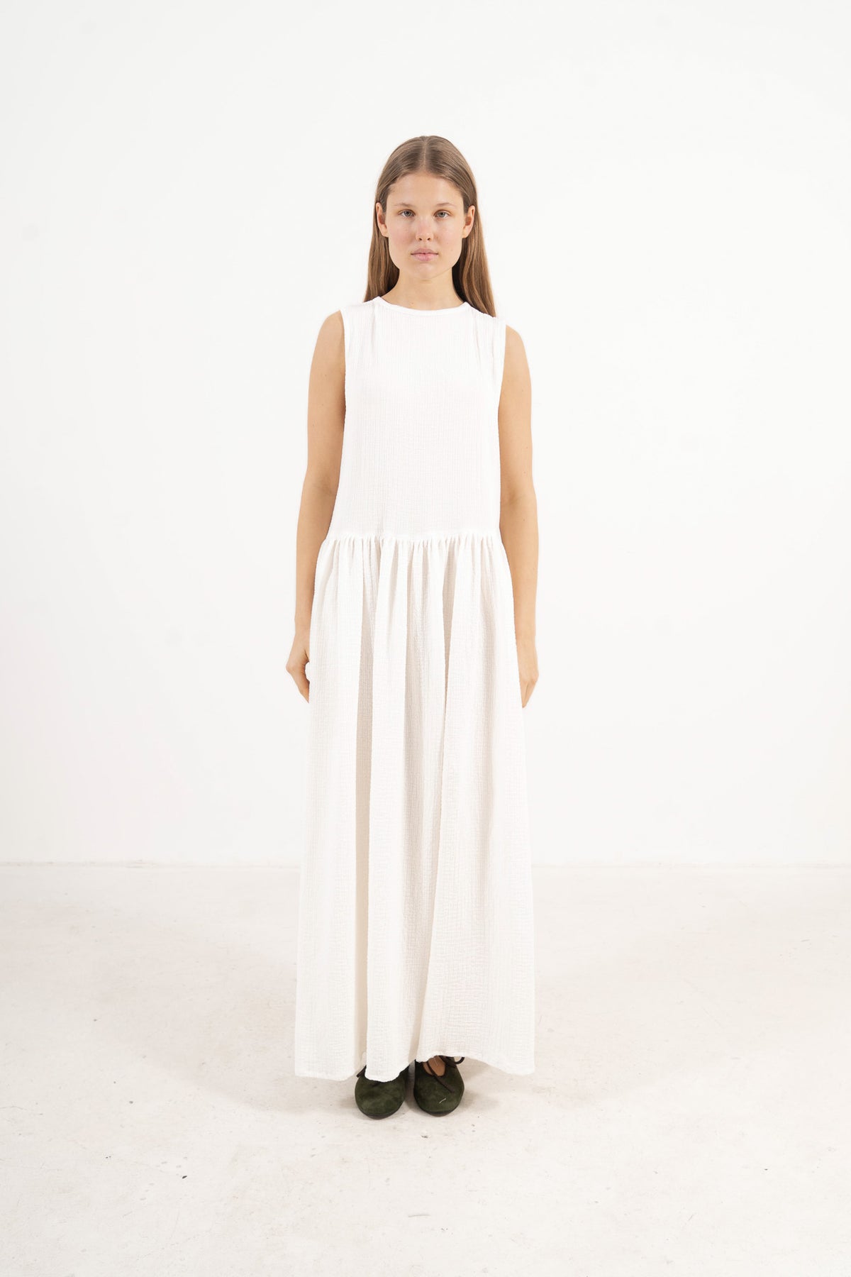 Full-length front view of a 175cm tall model wearing the white MOCHA Nuage long dress as a standalone, elegant garment without trousers.