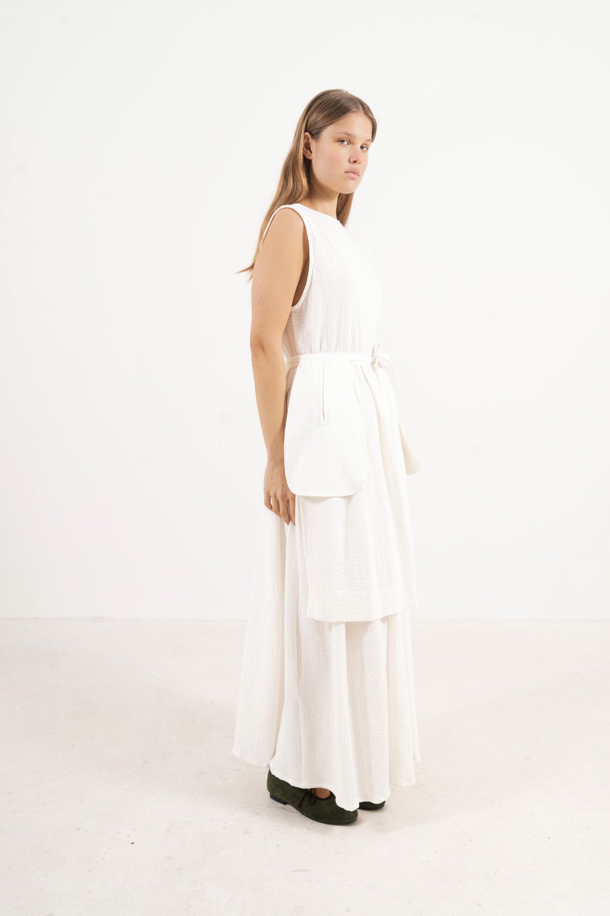 A female model wearing the MOCHA Les Pochettes double pouch around the waist styled with a minimalist everyday fashion outfit.